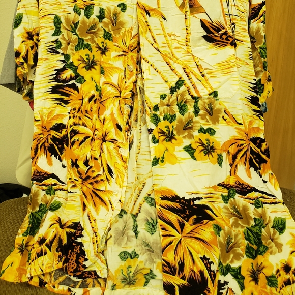 Pretty Men's tropical short sleeve button up shirt in bright yellows and black. - Picture 5 of 5